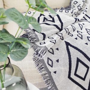 Thảm dệt hình thoi đen trắng